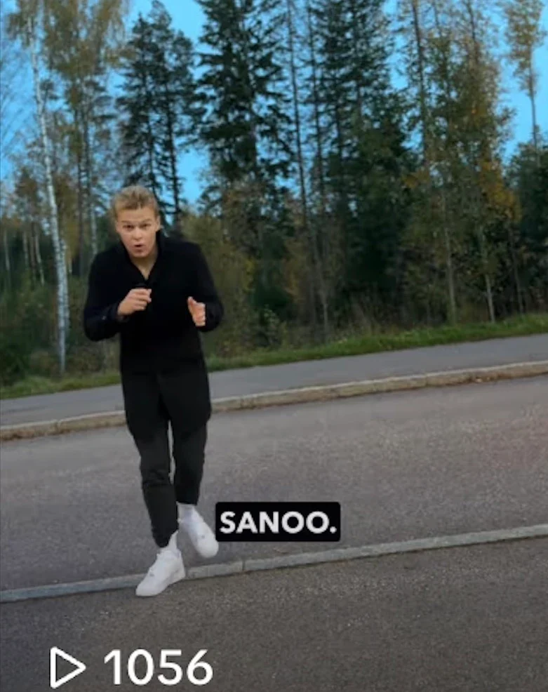 Erik Häkkinen puhumassa kameralle