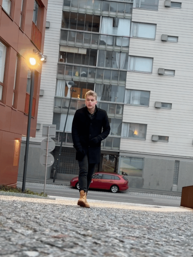 Erik Häkkinen kävelemässä