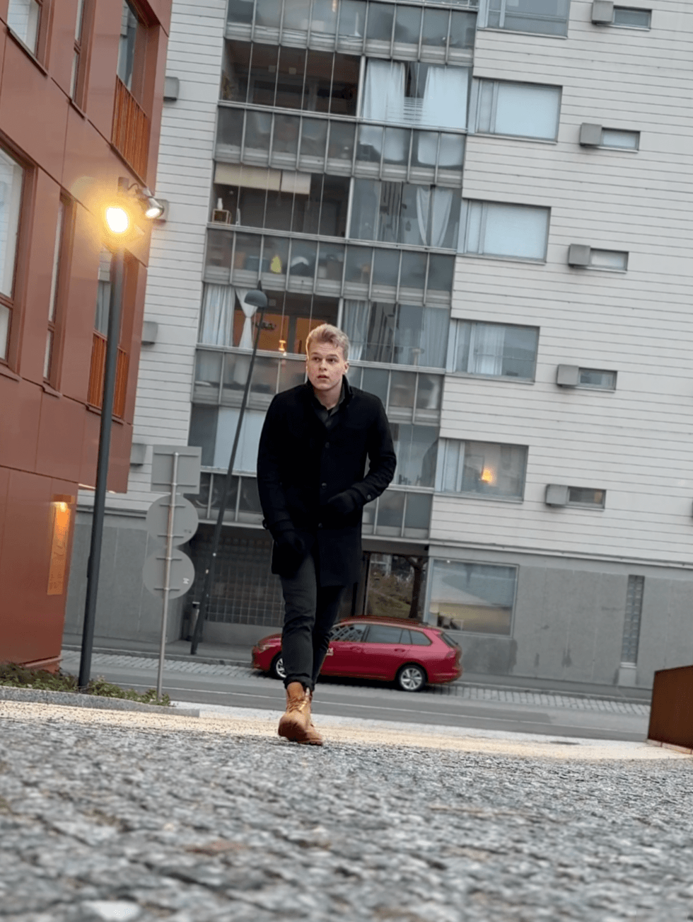 Erik Häkkinen kävelemässä